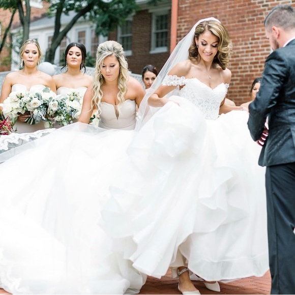 Martina Liana size 6
Veil plus two skirts one with a extra long train. - Picture 5 of 5